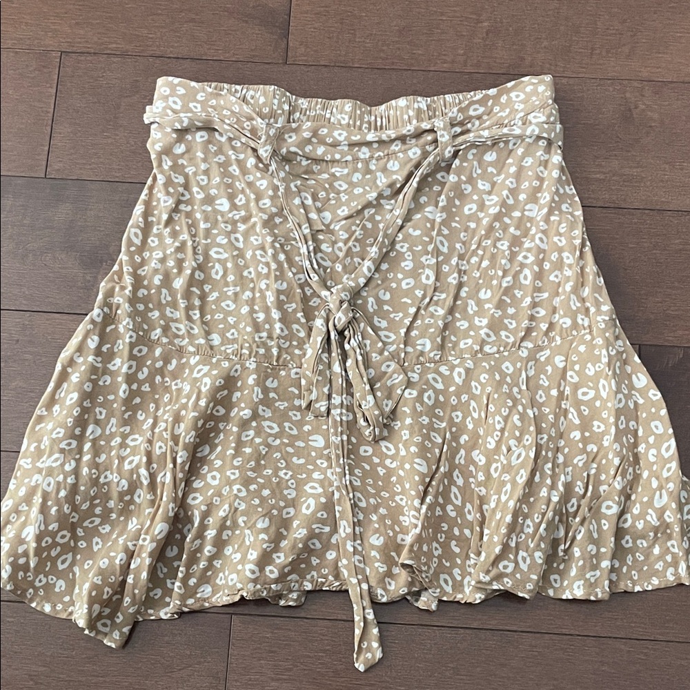 5/$25 Stylish Tan Skirt with White Pattern